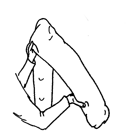 Eine Person hält ein längliches Stillkissen vor sich. Das Kissen wird in der Mitte gehalten und hängt zu beiden Seiten nach unten.